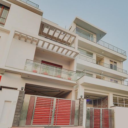 Collection O Pratik Inn Chinhat Exterior foto